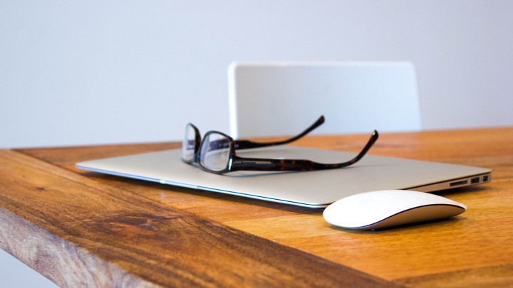 lentes sobre una laptop