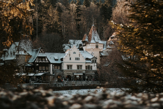 A large white house sitting in the middle of a forest