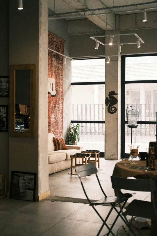 A living room filled with furniture and lots of windows