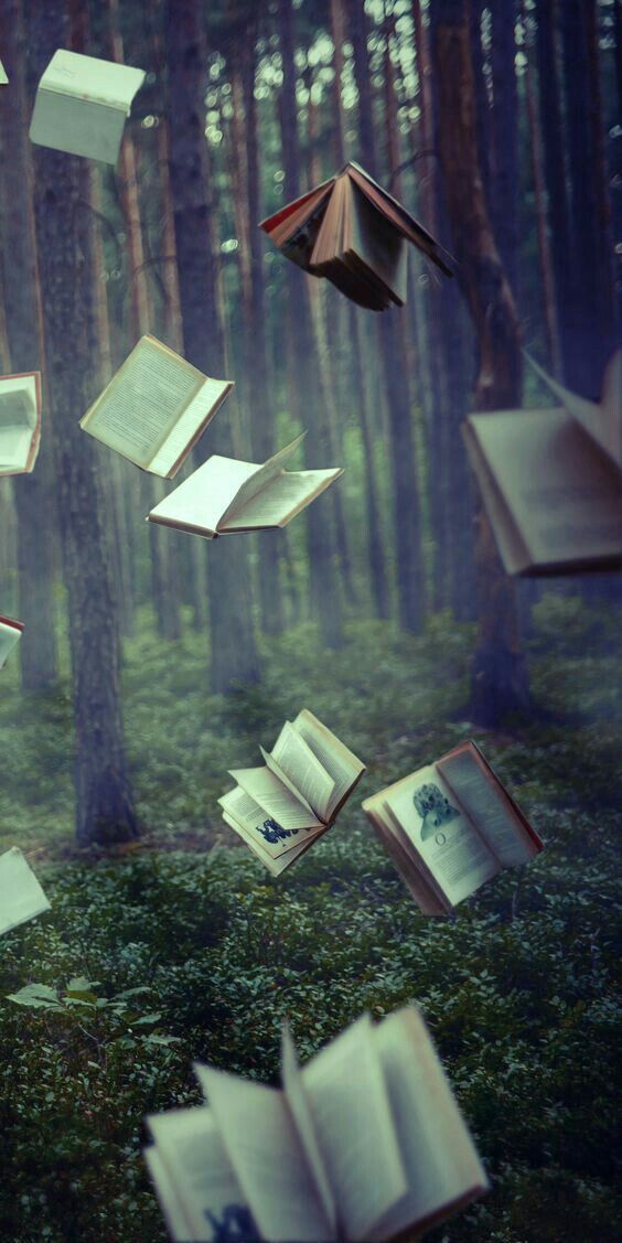 Libros cayendo en un bosque