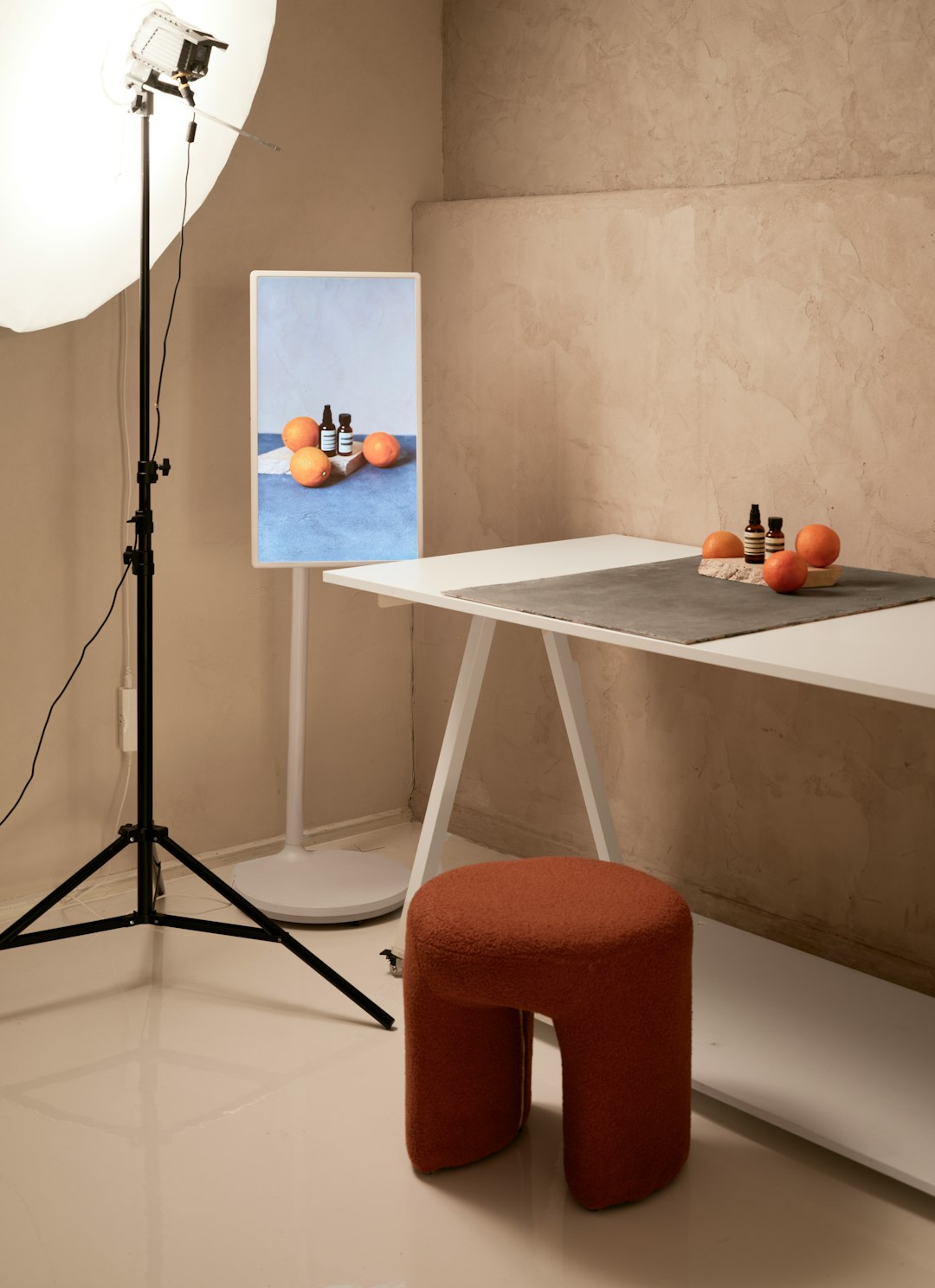 A photo shoot of a table and stool in a room