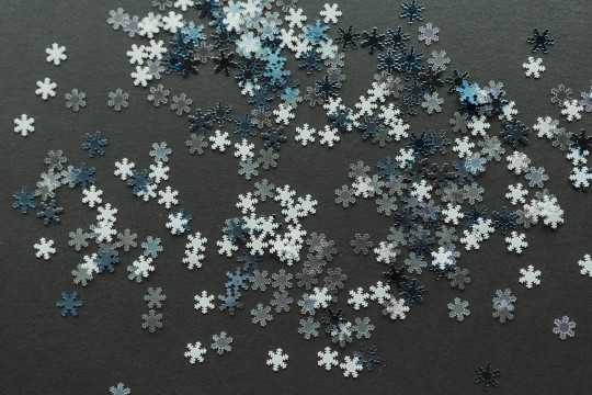 A bunch of snow flakes on a table