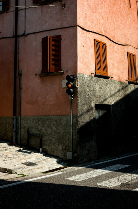 A street corner with a building and a traffic light