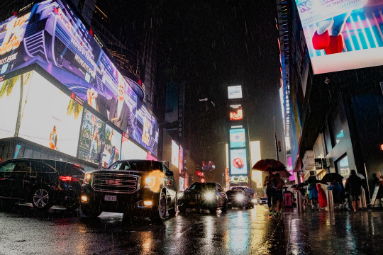 A city street filled with lots of traffic at night