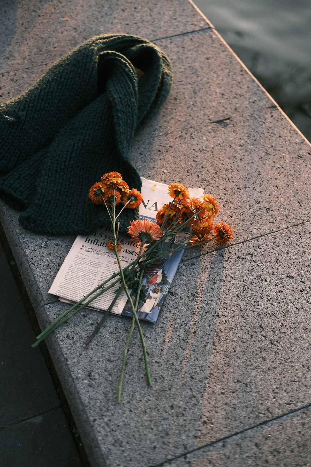 A bunch of flowers that are sitting on a ledge