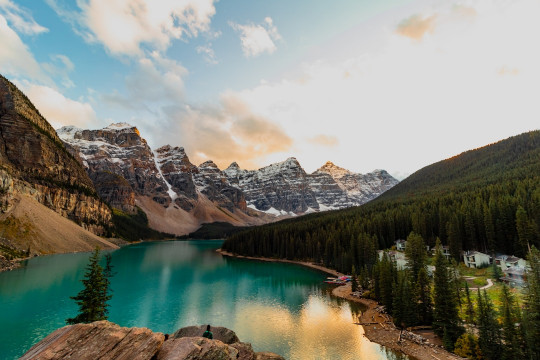 A lake surrounded by mountains in the middle of a forest