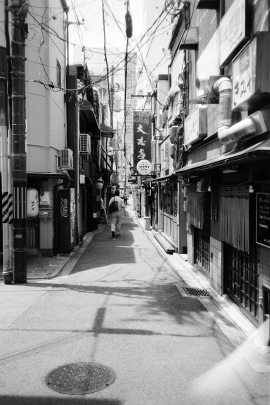 A black and white photo of a city street