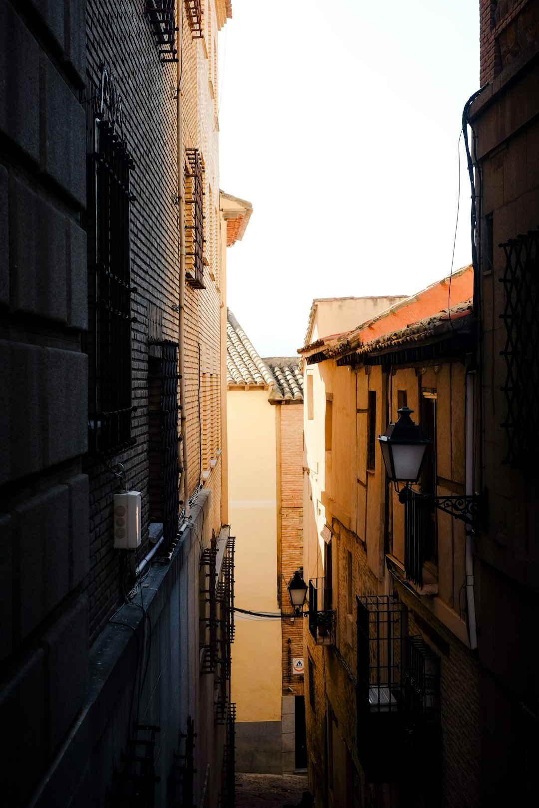 A narrow alleyway between two buildings in a city