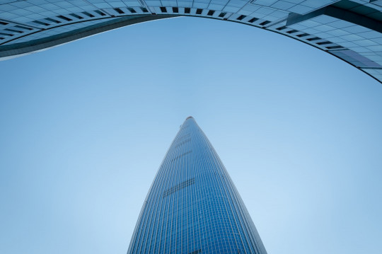 A very tall building towering over a city