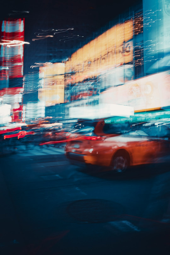 A blurry picture of a city street at night